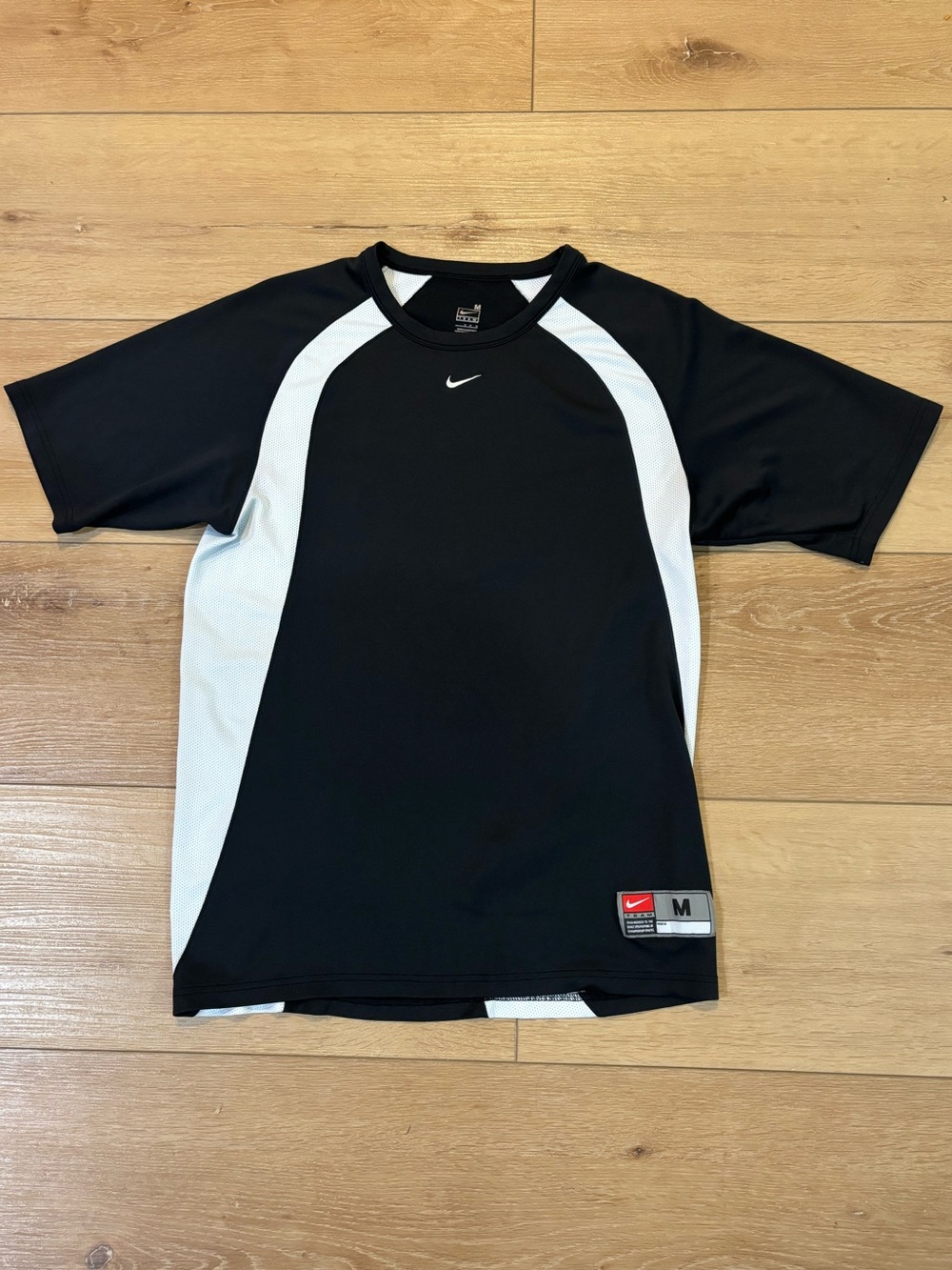 Nike Men’s Black and White Athletic Short-Sleeve Shirt Medium